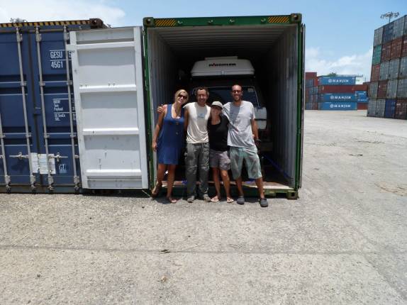 Os casais se despedem de seus carros embarcados no contéiner, no porto de Colón, no Panamá